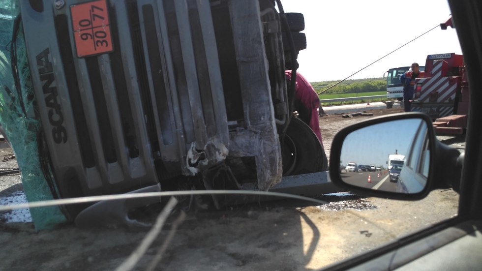 Камион се обърна на автомагистрала Тракия"