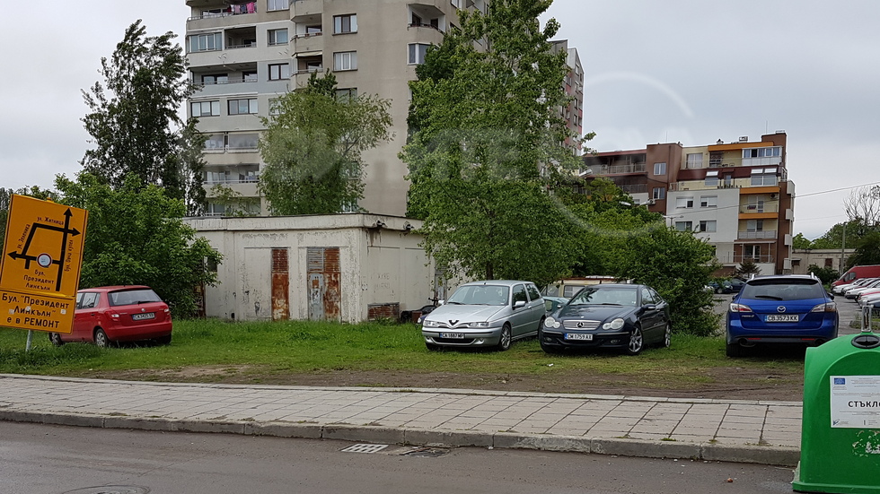 Зелената площ между блоковете стана кален паркинг