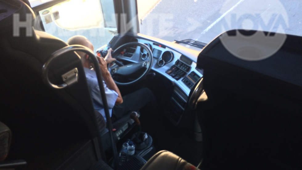 Спукано стъкло на автобус, шофьор пуши и говори по телефона