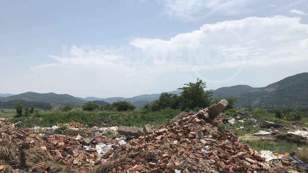 Постоянно се изхвърля отпадък и сметището се разгръща