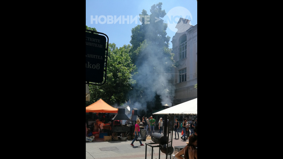 Кълбета дим обгазиха центъра на Пловдив