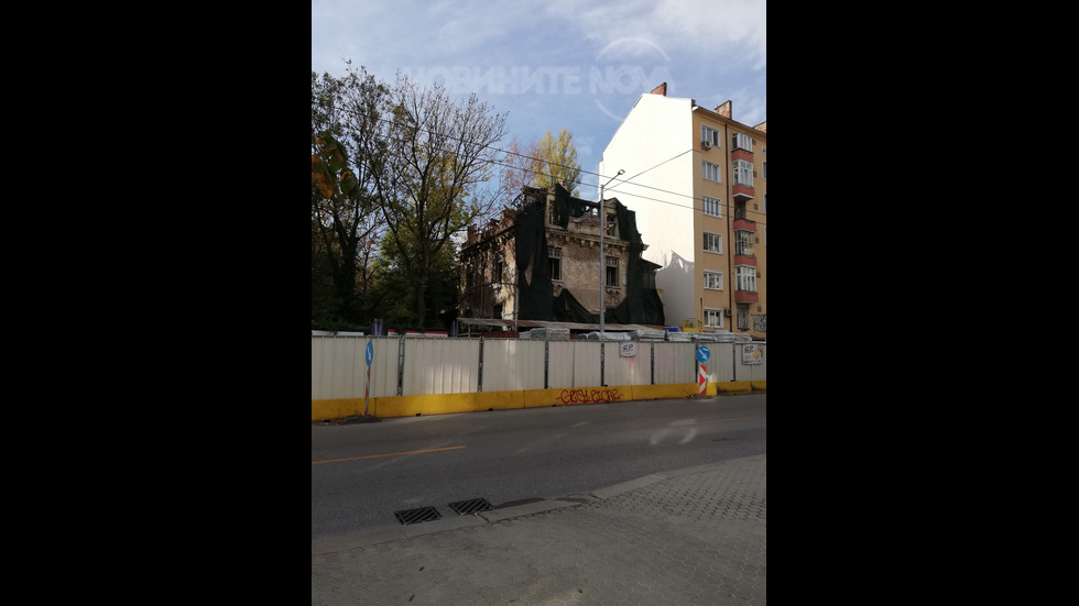 Опасна рушаща се сграда, архитектурен паметник в центъра на София