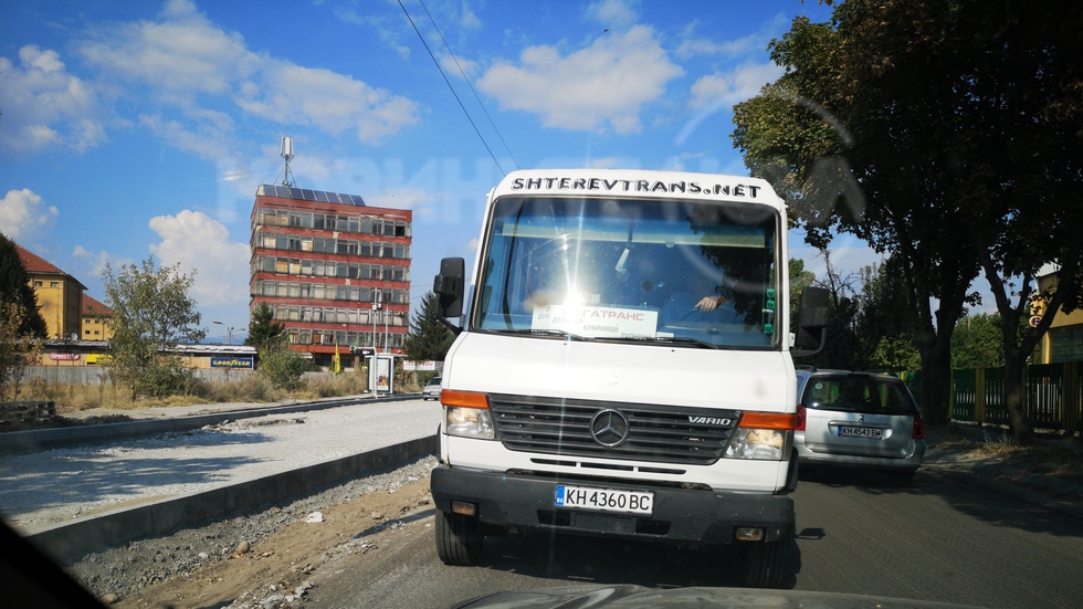 Водач на пътнически бус кара в насрещната лента