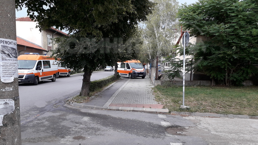 Ето така паркират линейките в Дупница