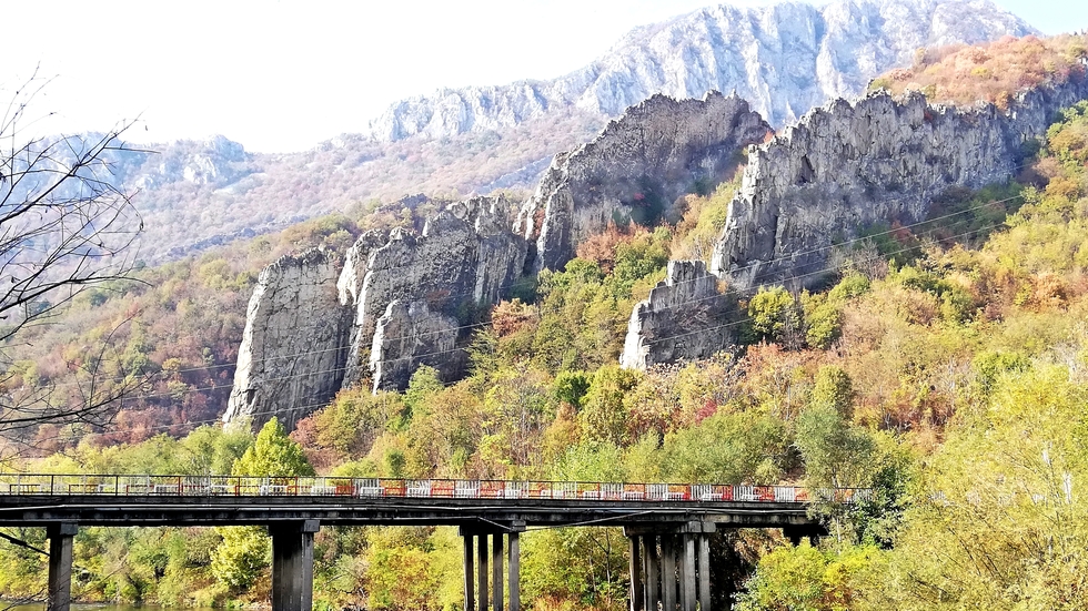 Река Искър и скален феномен " Ритлите " край село Люти брод