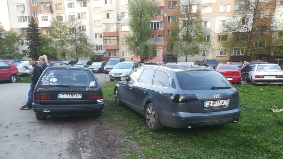 Паркиране в зелени площи