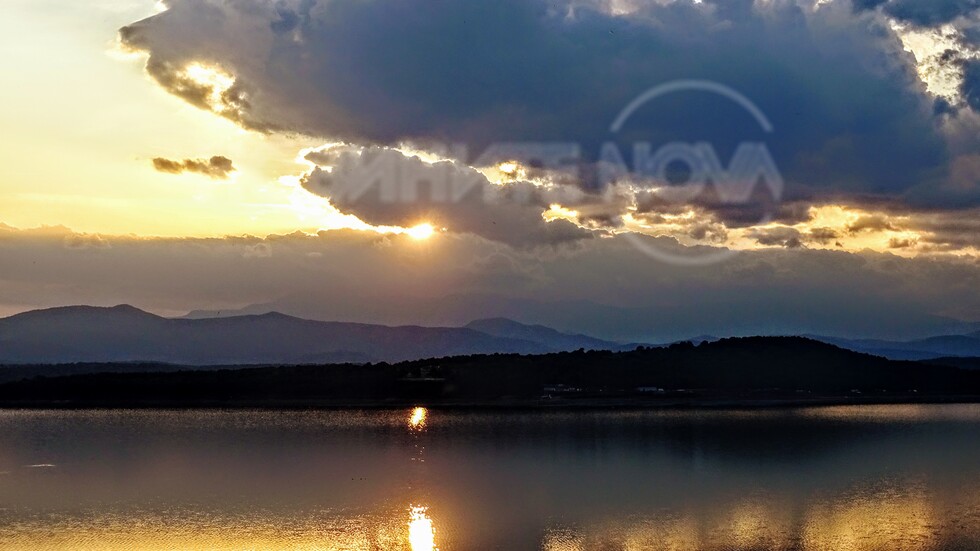 Прекрасни залези над язовир Огоста, Монтана