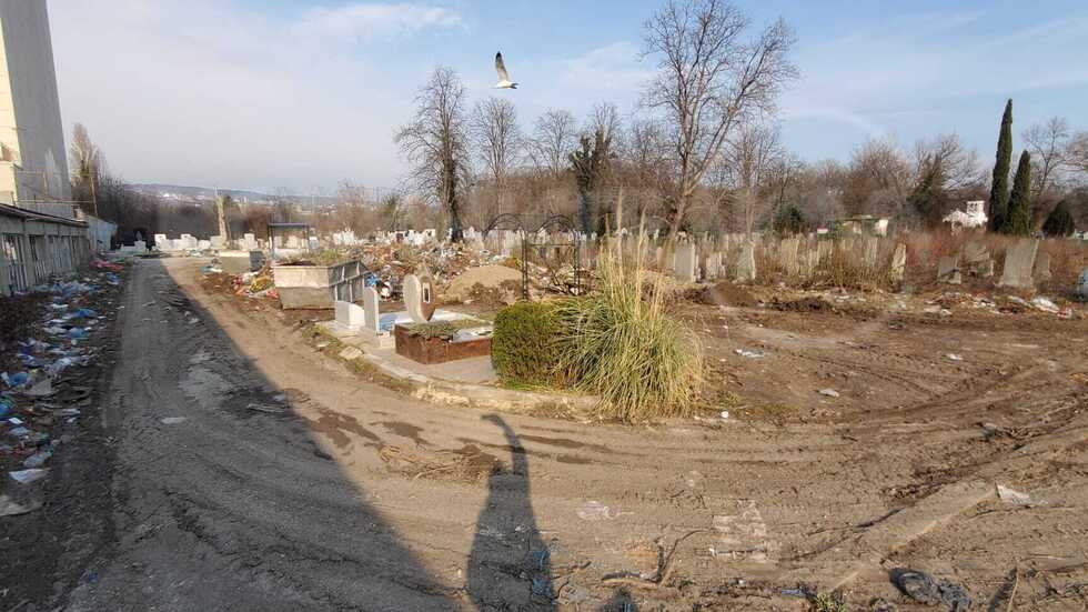 Потресаващи гледки от Централни гробища - Варма