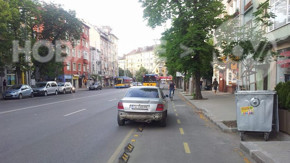 Неправилно паркиране на булевард "Прага" в София