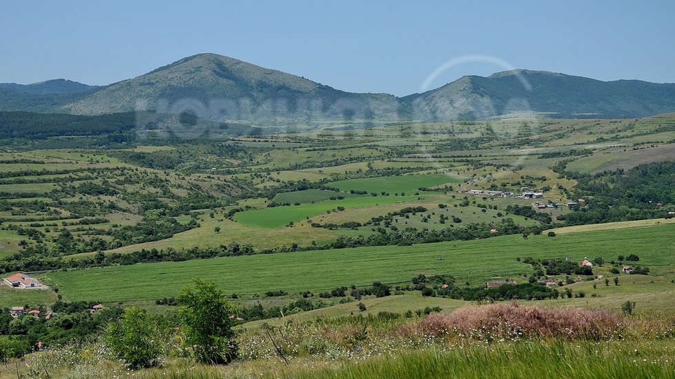 Любаш планина и Стража планина, отсреща!