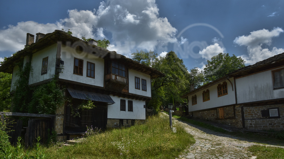 По калдаръмените улички на Боженци