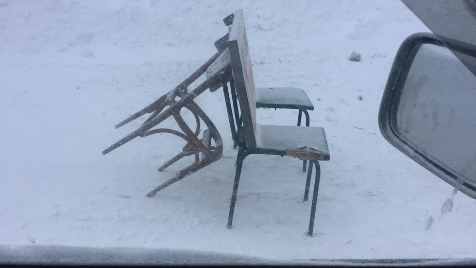 Табела за затворен път, поставена върху два стола