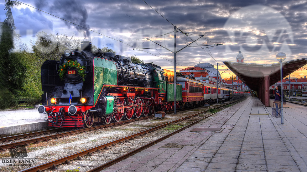 Парен локомотив потегля от гара Варна