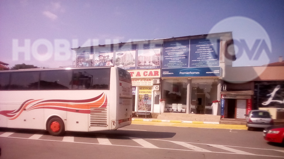 Паркинг и автобусна спирка в Равда.