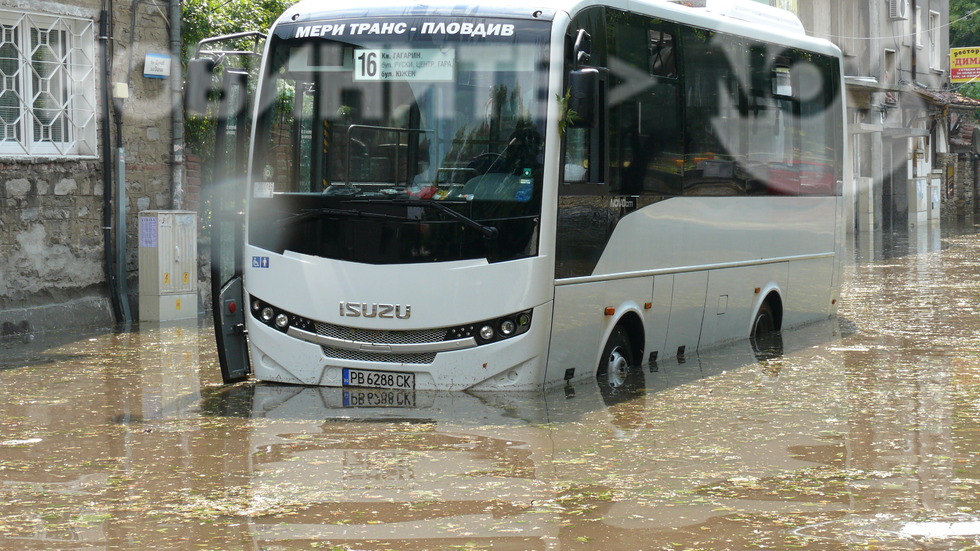 Порой на Пловдив и наводнени улици
