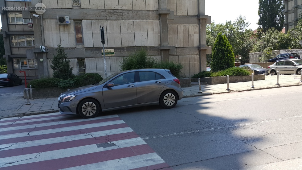 Нагло паркиране на пешеходна пътека