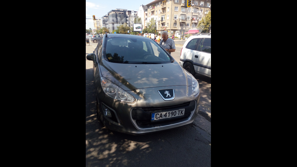 Нагло шофиране на тротоар и паркиране в София