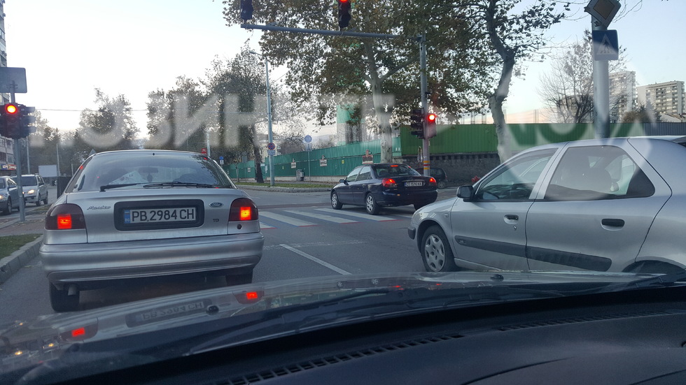 Как се спира на пешеходен светофар
