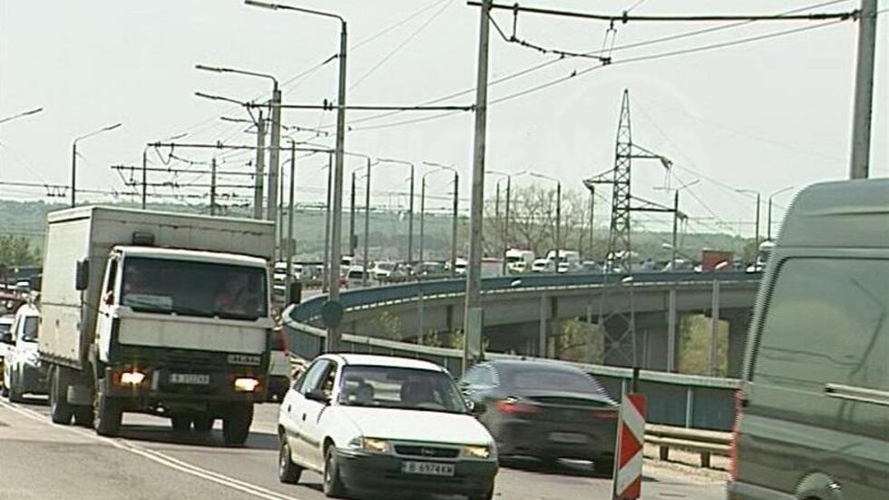 Дупка в средата на Аспарухов мост