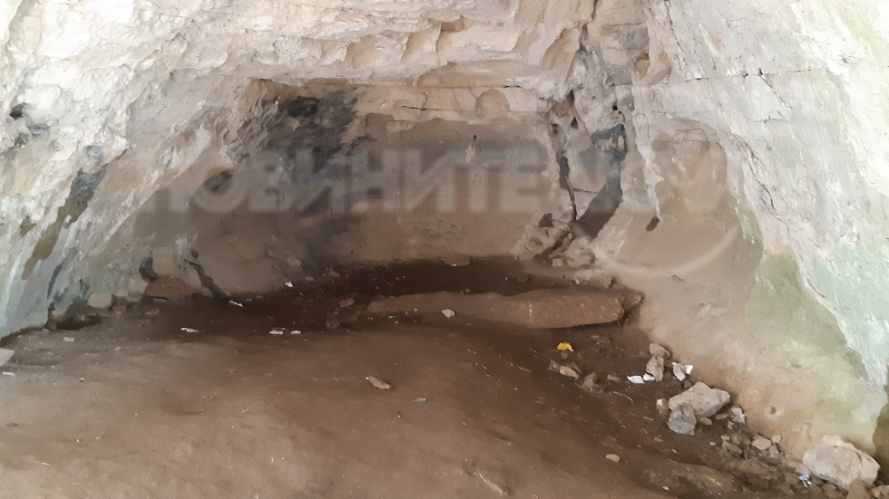 Смет и боклуци в пещера "Проходна"