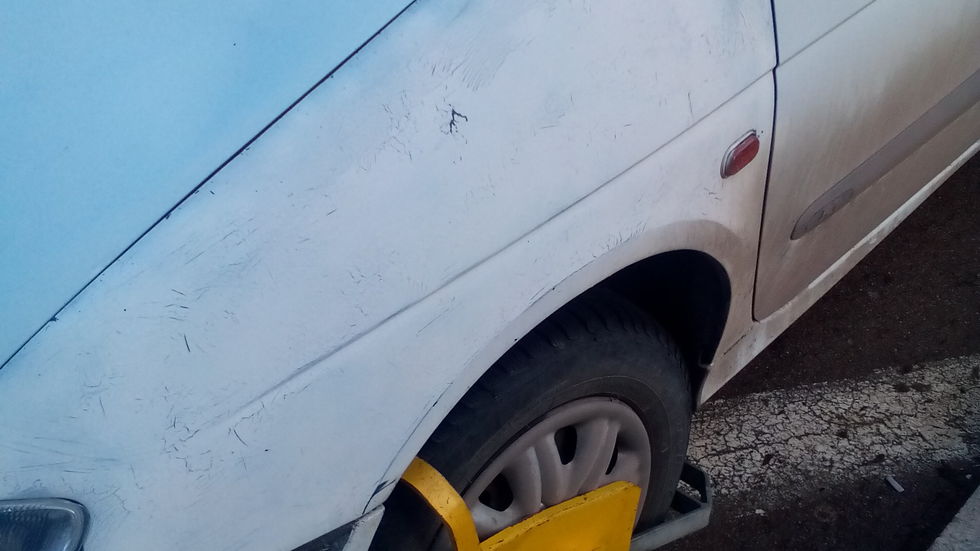 Скоба на автомобил с инвалиден стикер