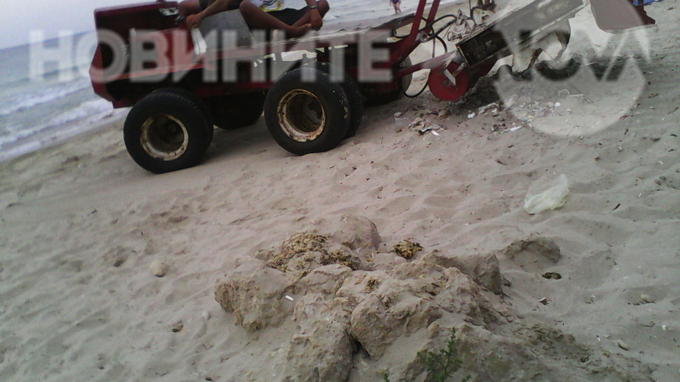 Мръсотия на центалния плаж в Равда