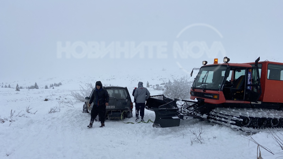 Кола на пътеката за Черни Връх