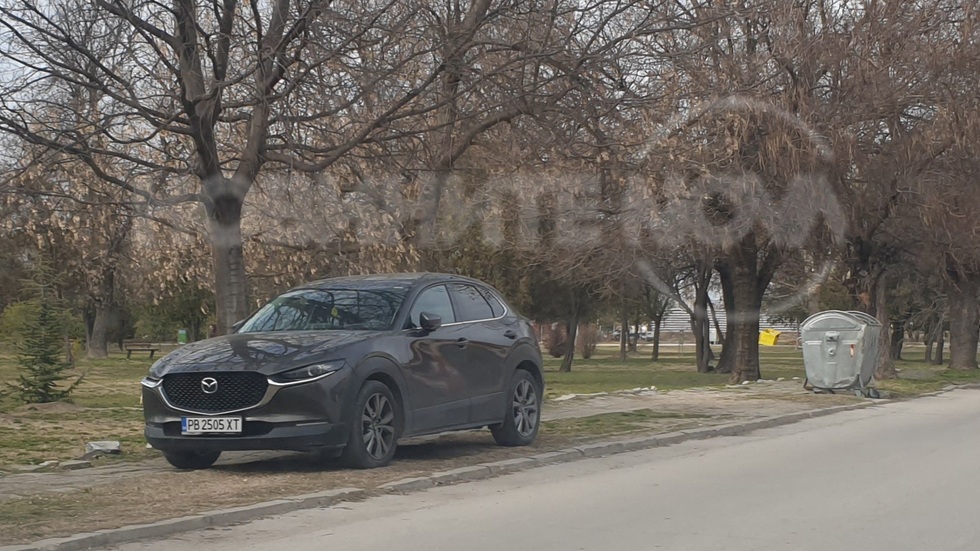 Безобразно паркиране в парка на Крумово!