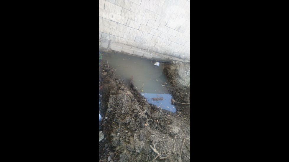 Отходни води от спукана нелегална канализация