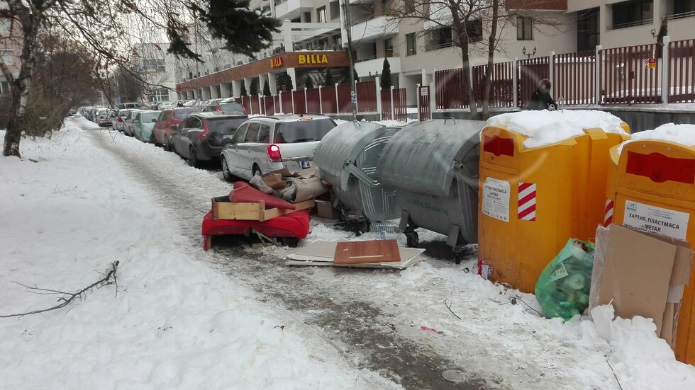 Блокиран тротоар от боклуци пред 105 СУ, София