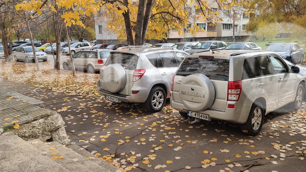 Паркиране на тревни площи тротоар