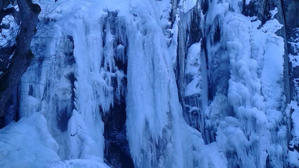 Величественият Боянски водопад замръзна
