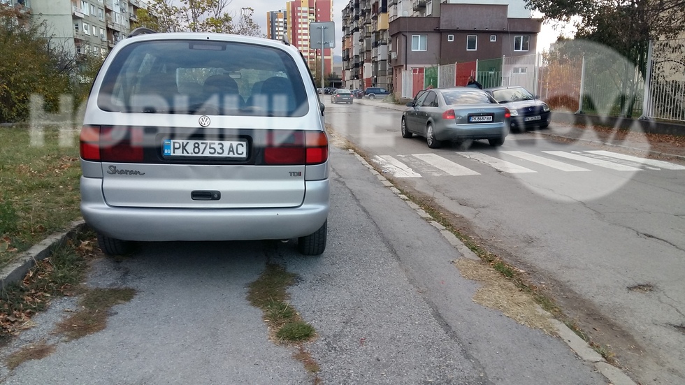 Паркиране на тротоара пред детска градина