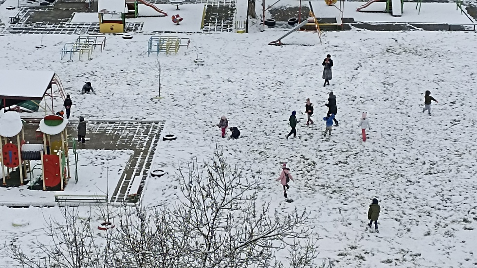 Детски игри в снега