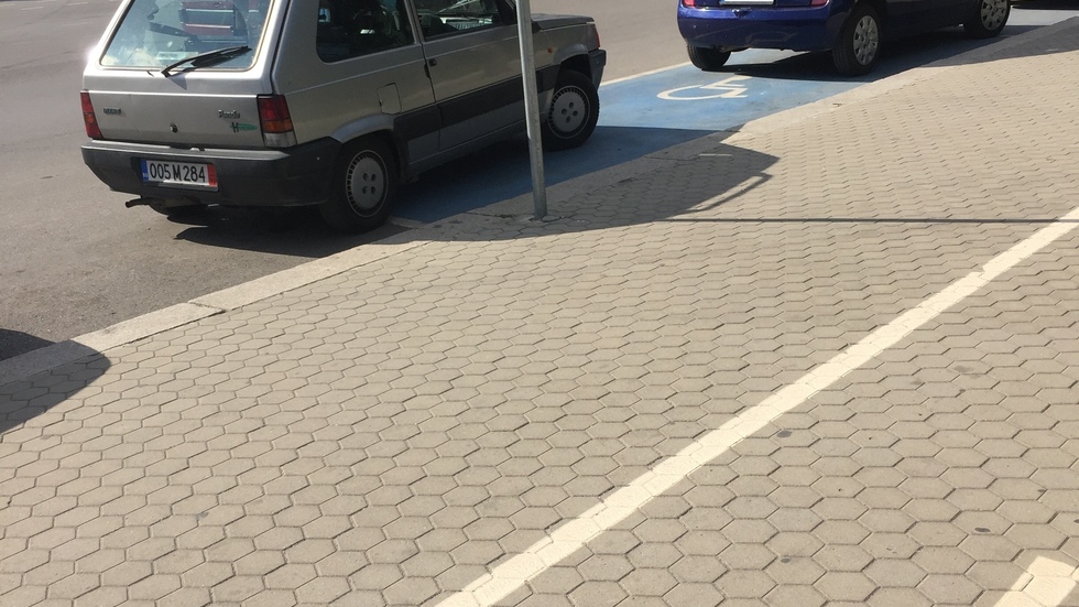 Паркиране върху инвалидно място
