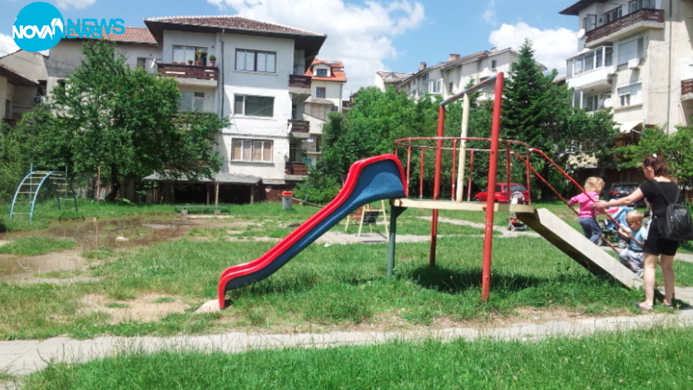 Детска площадка в ужасно състояние