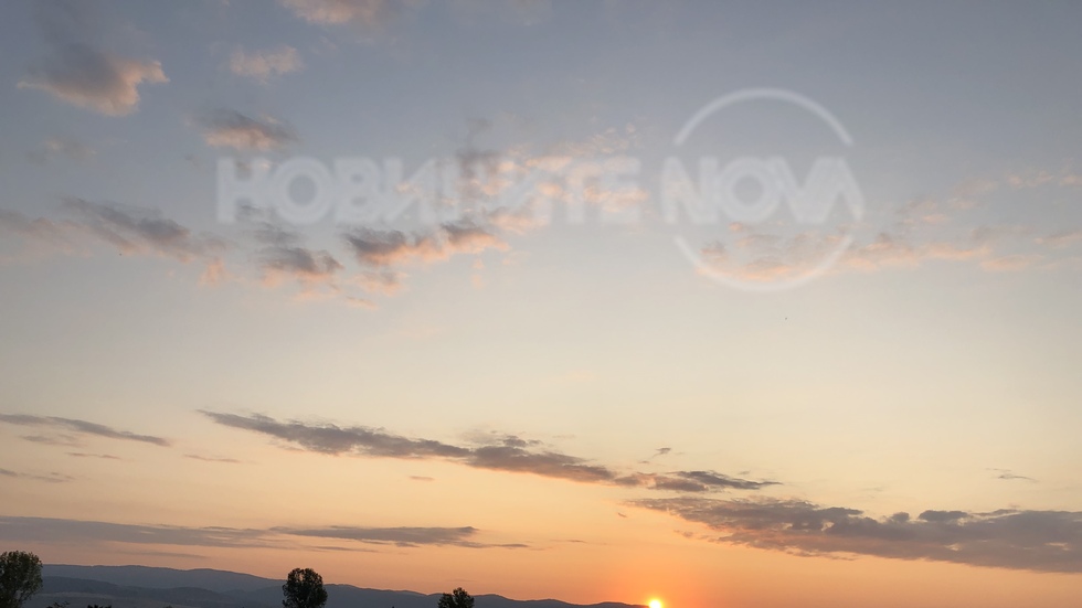 Изгрев над Костенската планина