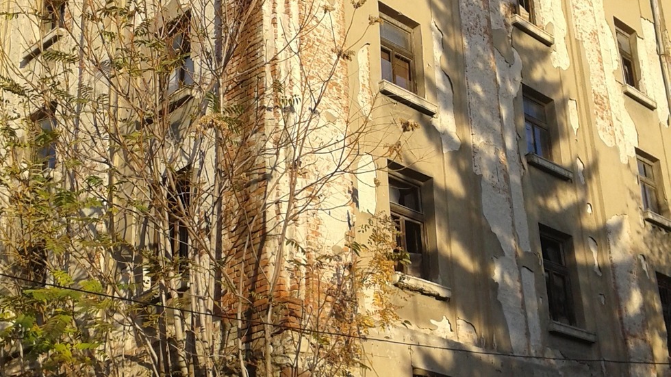 Рушаща се сграда в София