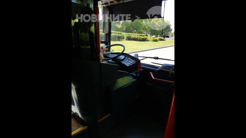 Шофьор на автобус с телефон