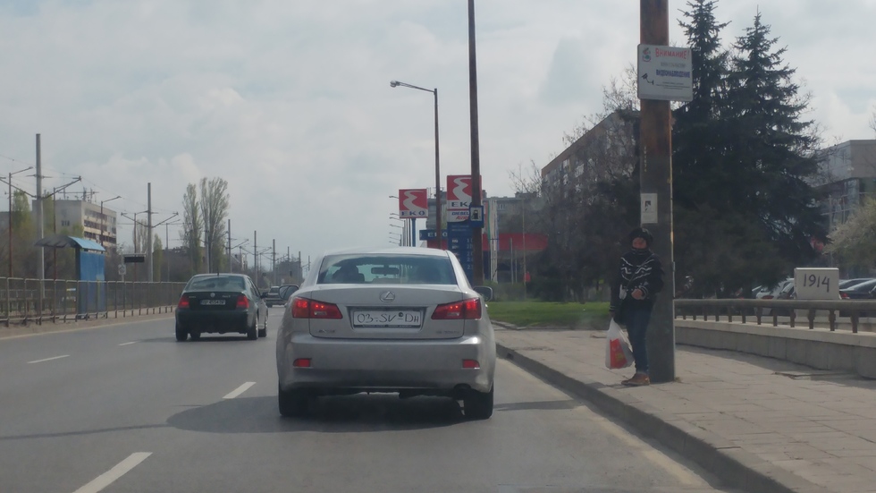 Номер, написан с маркер върху картон
