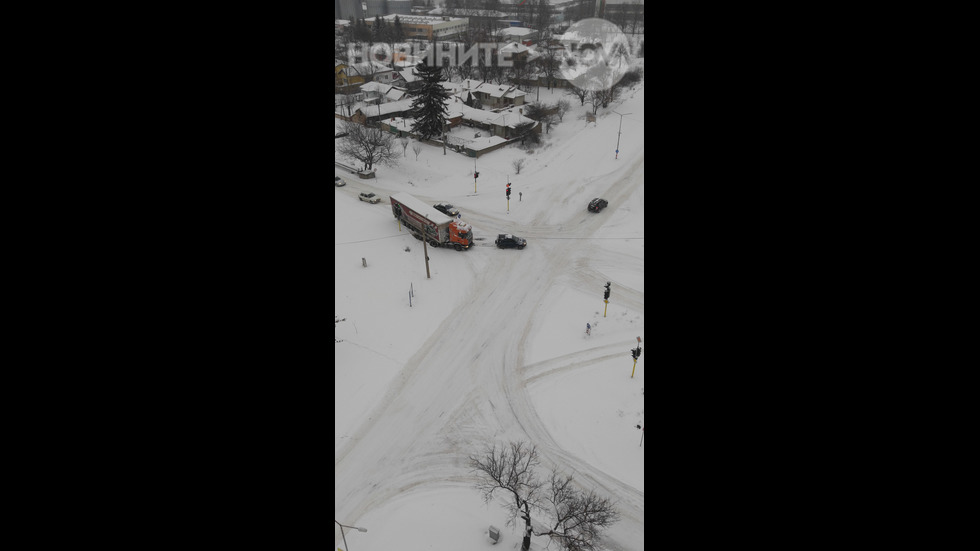 Снегорини подминават закъсал камион в Разград