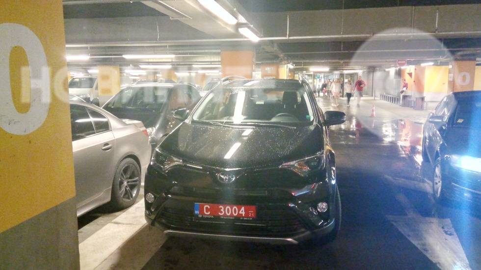 Защо автомобилът с дипломатически номер нарушава правилата за паркиране?