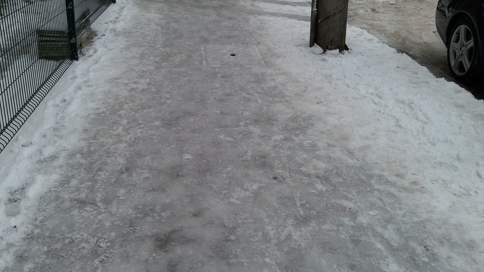 Ледени тротоари в София