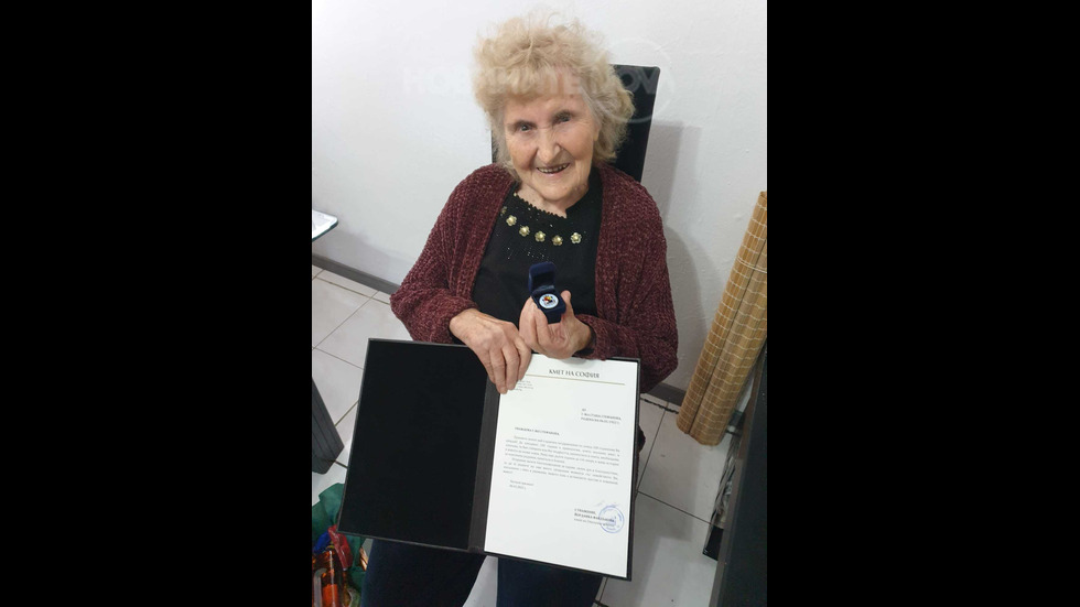 Стана Стефанова, преборила Ковид без болнично лечение, изигра хоро на 100 годишният си рожден ден