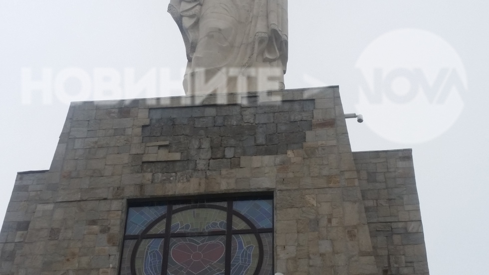 Разрушава се статуя на Света Богородица