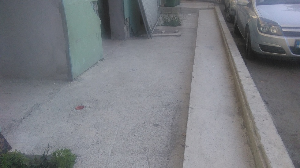 Частна улица и тротоар в Равда