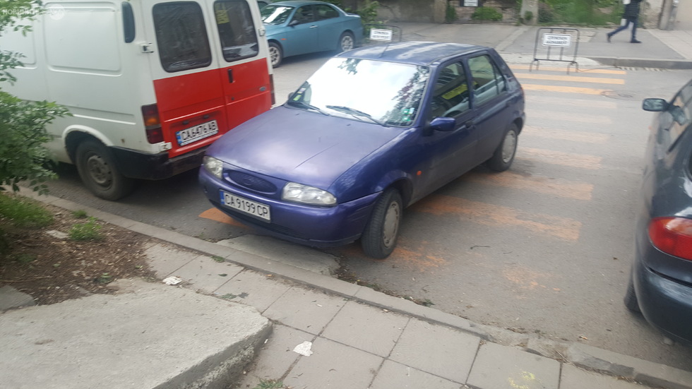 Паркинг на пешеходна пътека