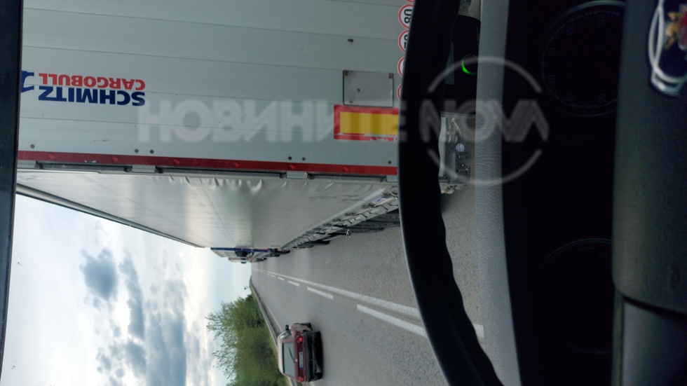 Километрова колона от камиони на Дунав мост край Видин