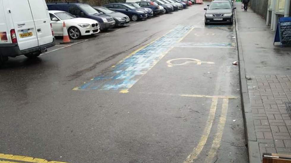 Вижте в Лондон как не паркират на места за инвалиди