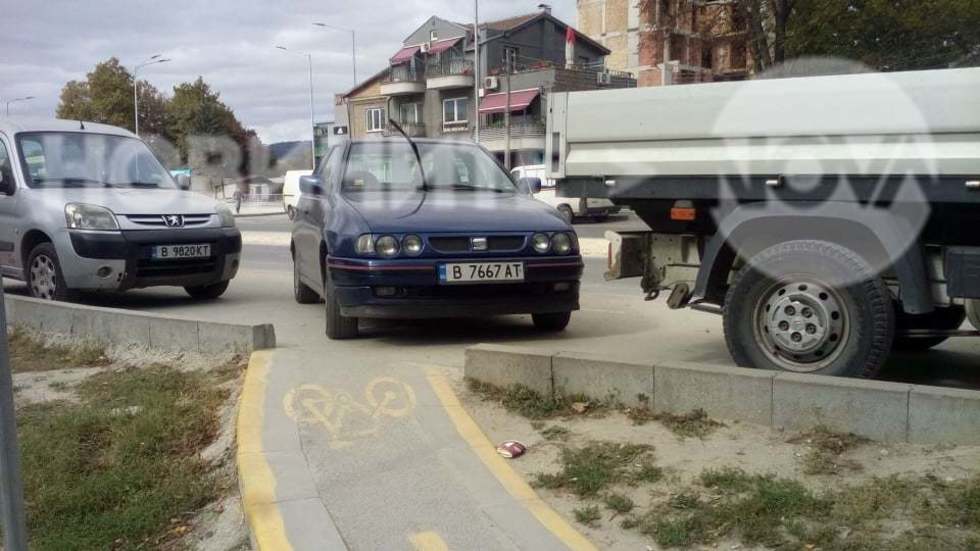 Варненски шофьор запуши и без това тясна велоалея